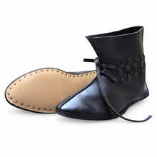 Carica l'immagine nel visualizzatore di Gallery, Medieval Ankle-Length Leather Shoes with Wrap Ties